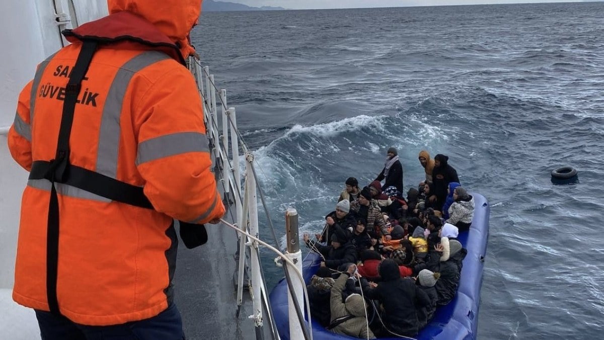 Çanakkale’de ölüme terk edilen 56 kaçak göçmen kurtarıldı
