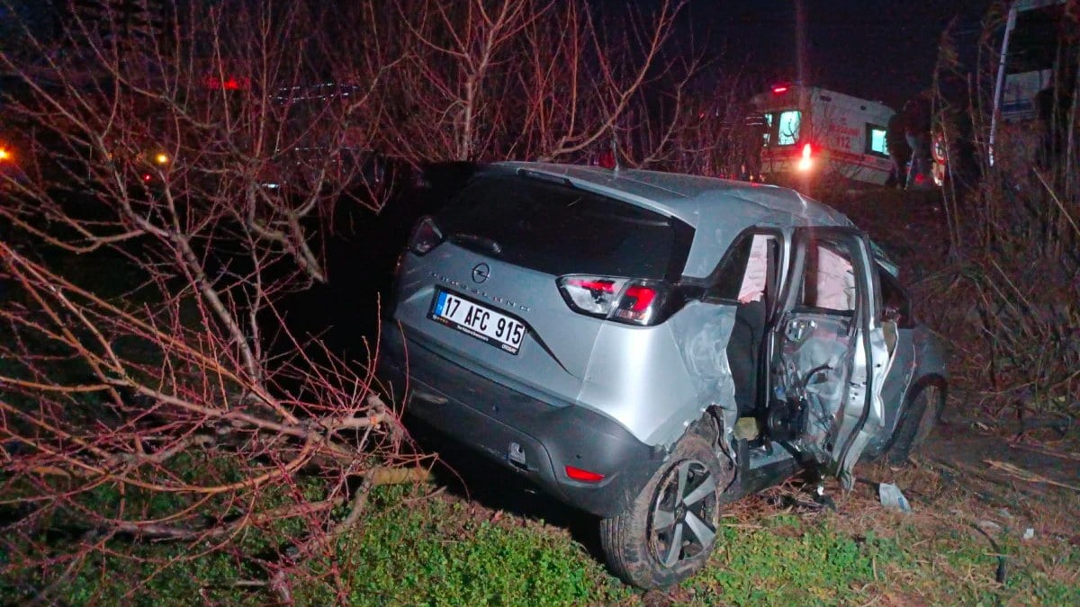 Çanakkale’de otomobille midibüsün çarpıştığı kazada 1 kişi öldü
