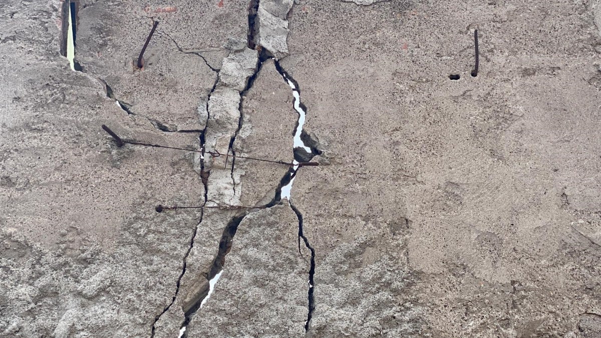 Çankırı’da çatlayan duvara tel ile alınan önlem dehşet saçıyor