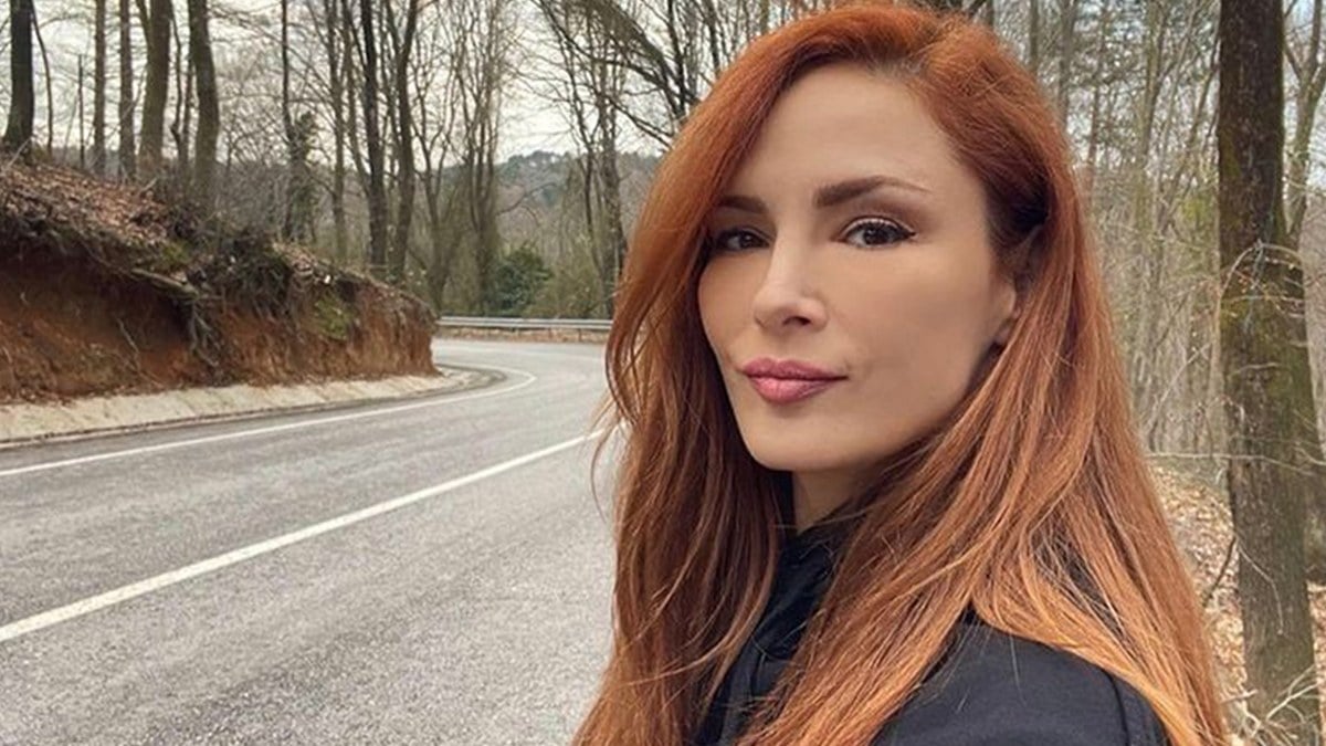 Ceketinin altına hiçbir şey giymedi! Mine Tugay’dan cesur kareler: “Fizik dediğin…”