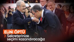 CHP Genel Başkanı Özgür Özel Yılmaz Büyükerşen’in elini öptü