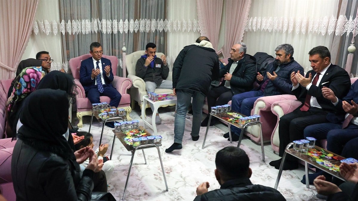 CHP lideri Özgür Özel’den şehit ailesine ziyaret