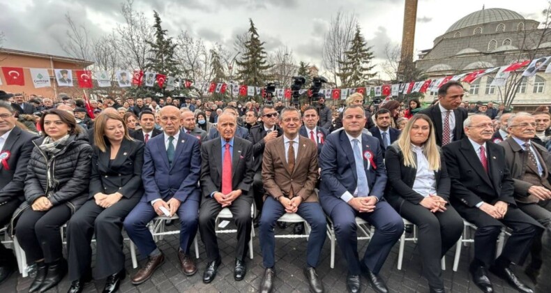 CHP’nin açılışında Özgür Özel ve Kemal Kılıçdaroğlu arasında soğuk rüzgarlar esti