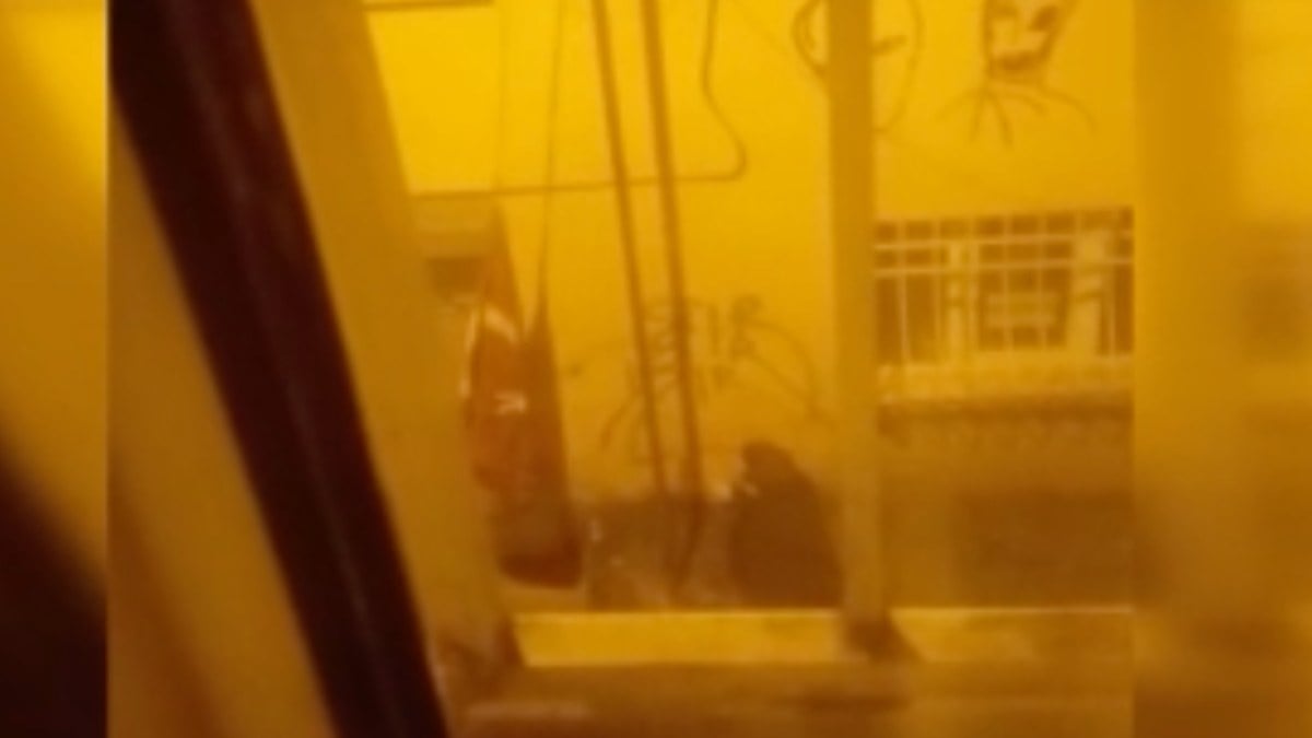 Cihangir’de Türk bayrağını indiren şahsa tepki