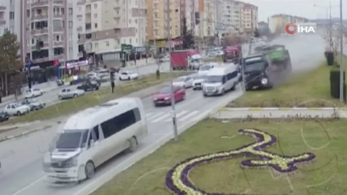 Çorum’da facianın eşiğinden dönüldü: Freni patlayan tır refüje çıktı