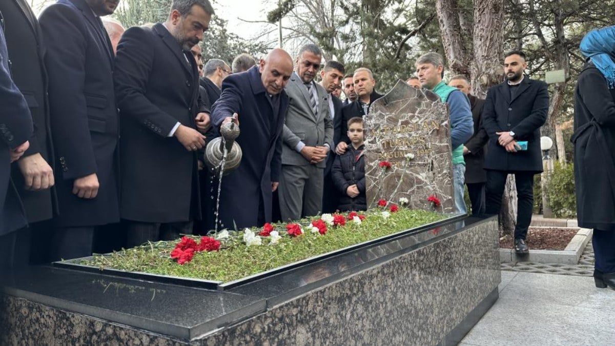 Cumhur İttifakı’nın ABB adayı Turgut Altınok, Alparslan Türkeş’in kabrini ziyaret etti