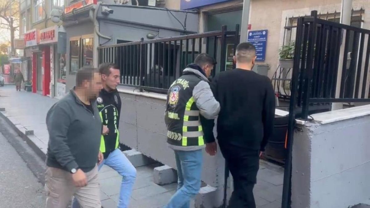 Dehşeti yaşattı: İstanbul’da ayna kıran maganda polisten kaçamadı!