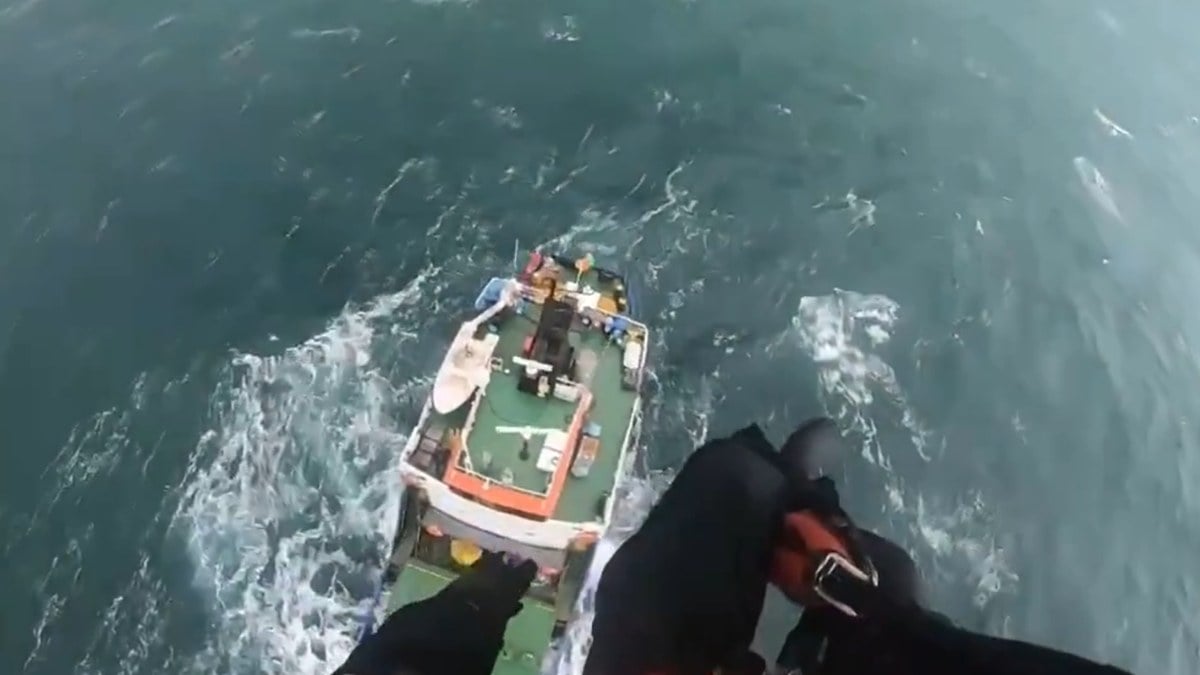 Denizde can pazarı! Ali Yerlikaya paylaştı: 7 mürettebatın tahliye edildiği anlar