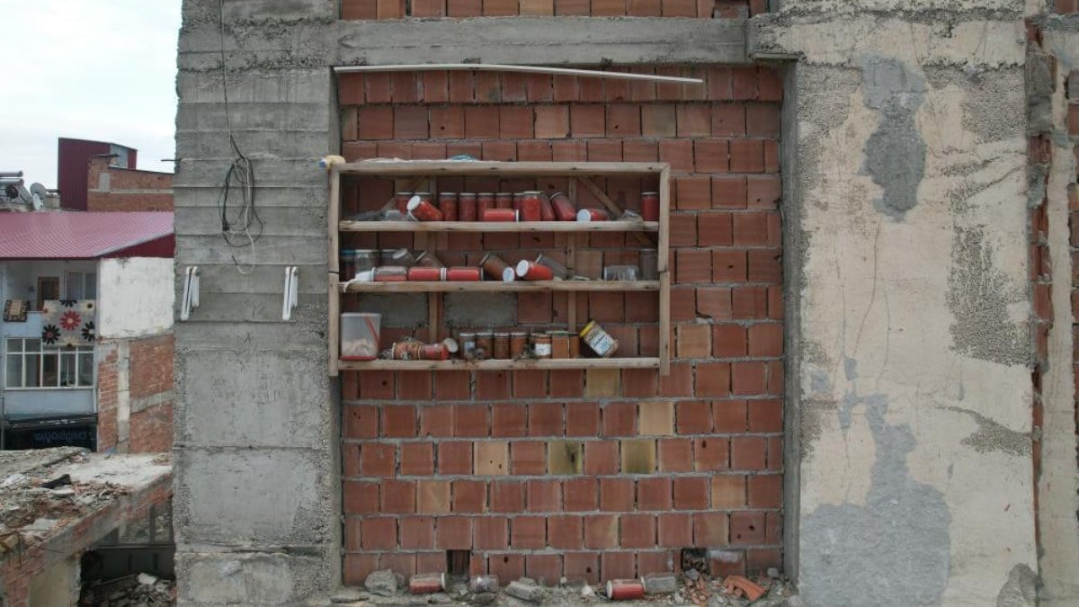 Depremin merkezi Kahramanmaraş’ta yıkılan evlerden geriye kışlık salçalar kaldı