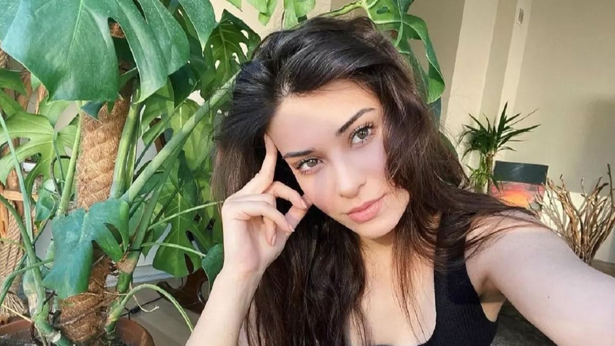 Devrim Özkan derin dekolteli veda pozlarıyla hayran bıraktı! Siyahlar içinde bir kuğu gibi…