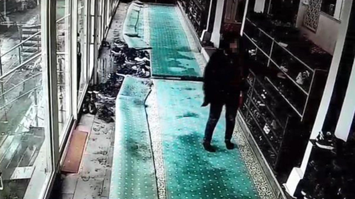 Diyarbakır’da camide ayakkabı hırsızlığı kameraya yansıdı