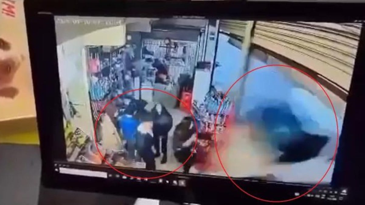 Diyarbakır’da minibüs öğrencileri biçti! Korku dolu anlar market kamerasında