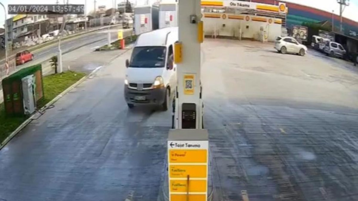 Düzce’de kontrolden çıkan minibüs benzin pompalarını teğet geçti