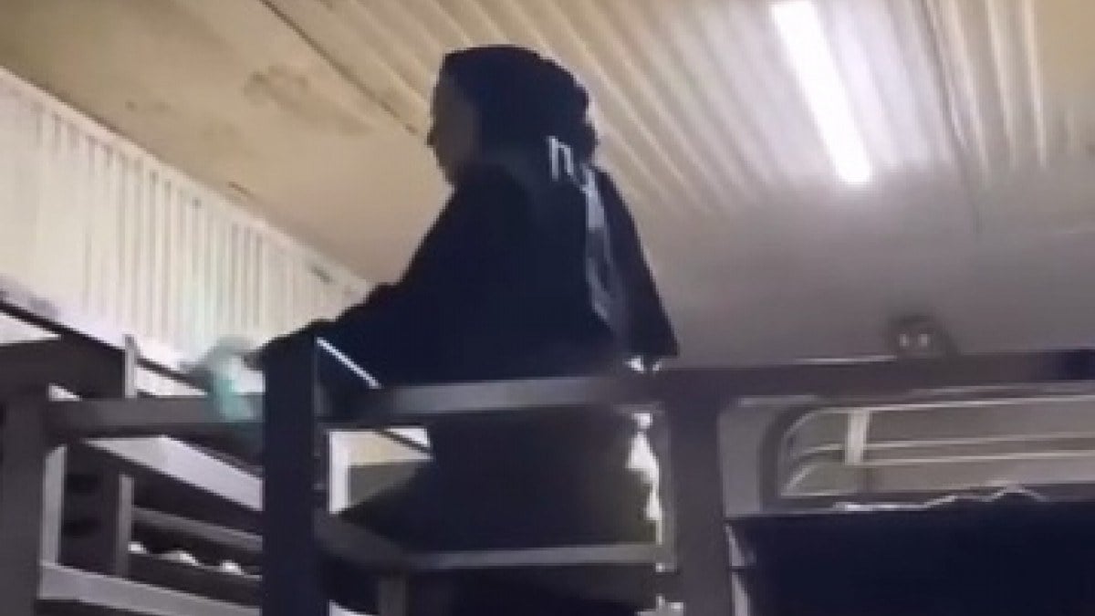 Düzce’de kurabiye tepsilerinin olduğu raflara çizmeleriyle çıkıp o anları paylaştı