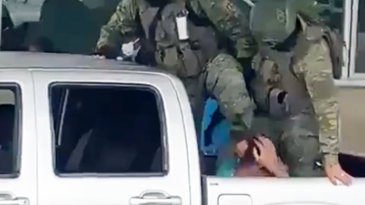 Ekvador’da çete üyelerine sert müdahale: Tekmeyle vurdular