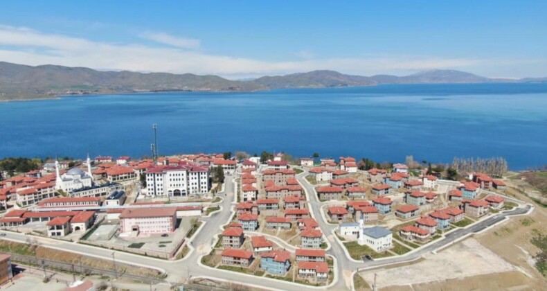 Elazığ’da göl manzaralı konutta yaşayan depremzedeler: Devletimizin arkasındayız