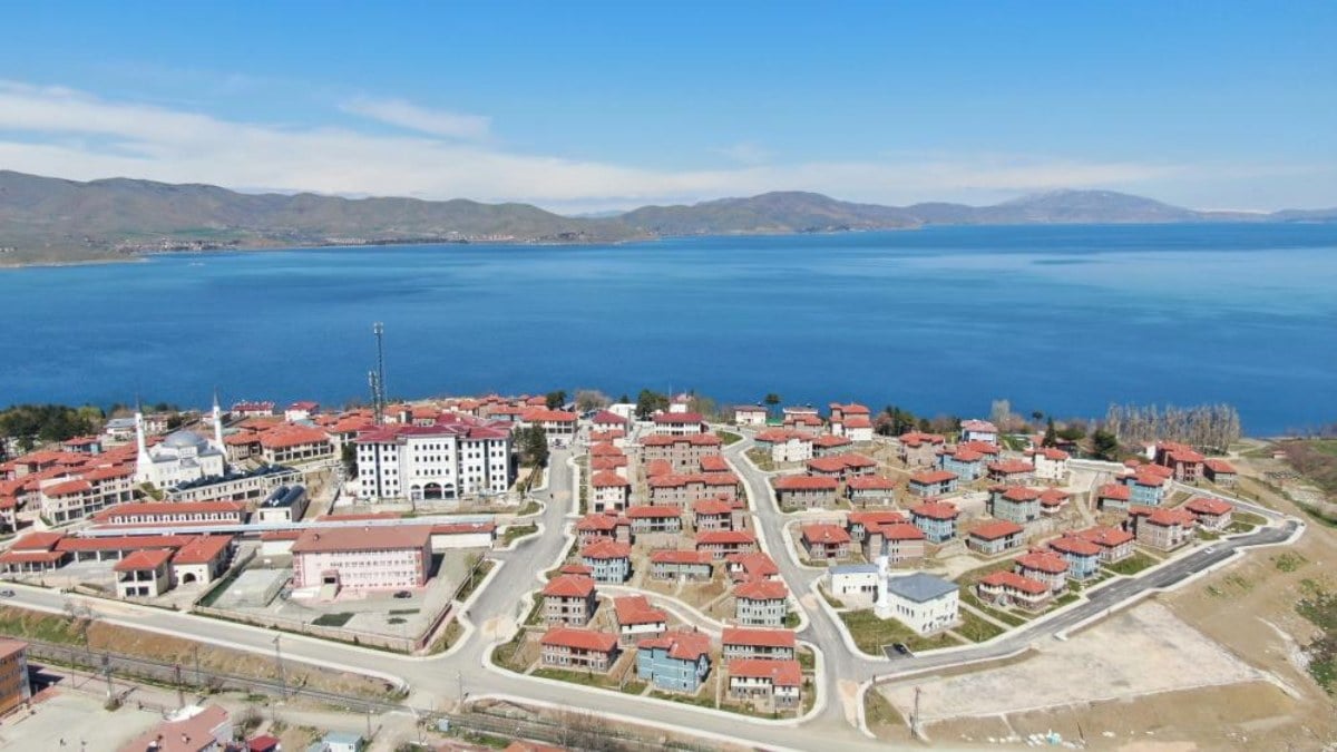 Elazığ’da göl manzaralı konutta yaşayan depremzedeler: Devletimizin arkasındayız