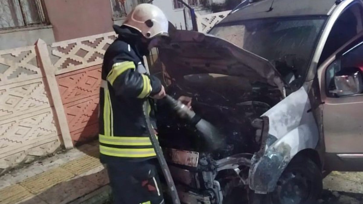 Elazığ’da park halindeki araç alev alev yandı