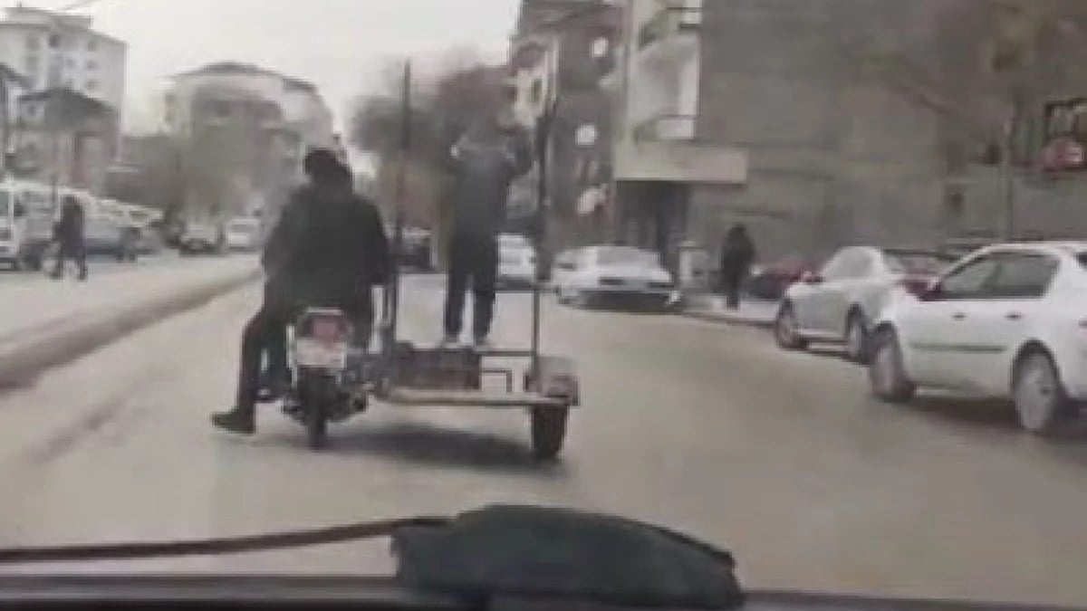Elazığ’da sepetli motosiklette tehlikeli yolculuk: Hayrete düşüren görüntüler