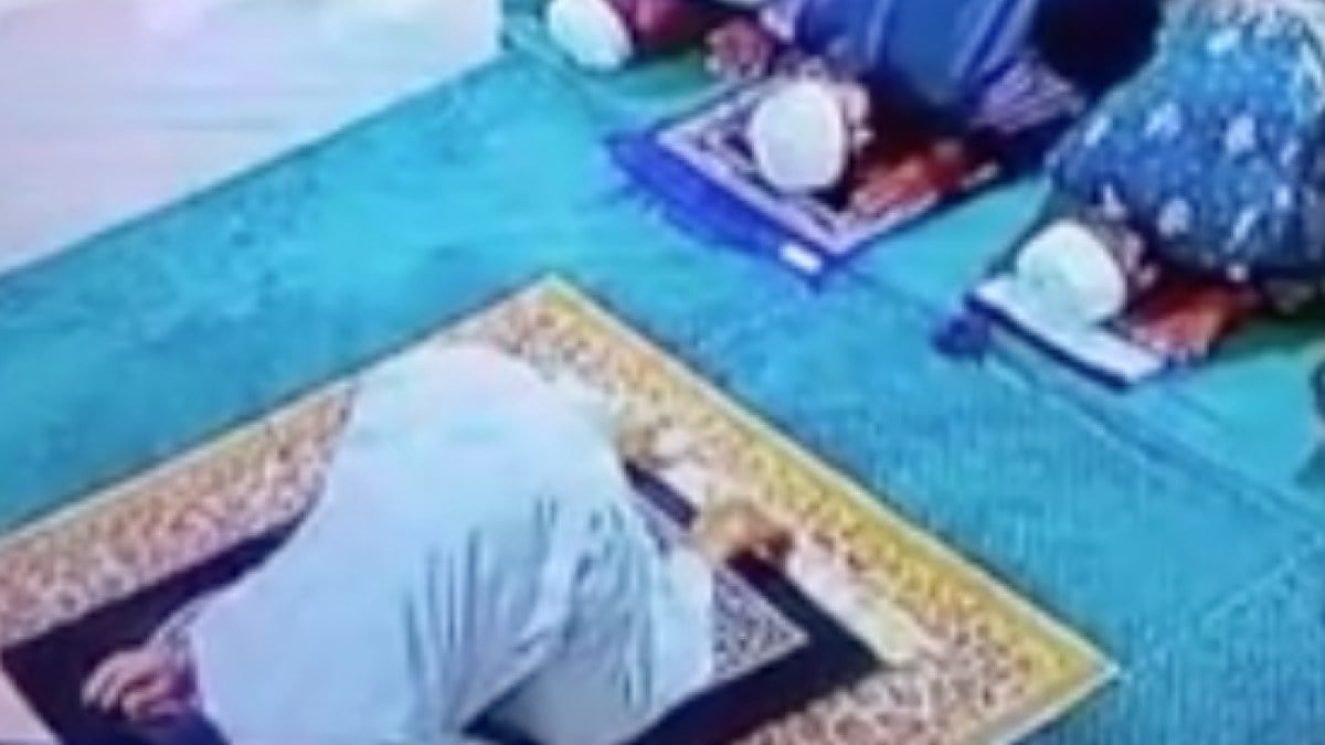 Endonezya’da namaz sırasında kalp krizi geçiren imam secdede vefat etti