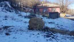 Erzincan’da evler yuvarlanan kayalardan kıl payı kurtuldu