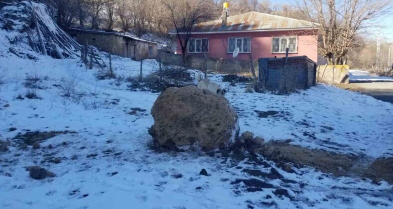 Erzincan’da evler yuvarlanan kayalardan kıl payı kurtuldu