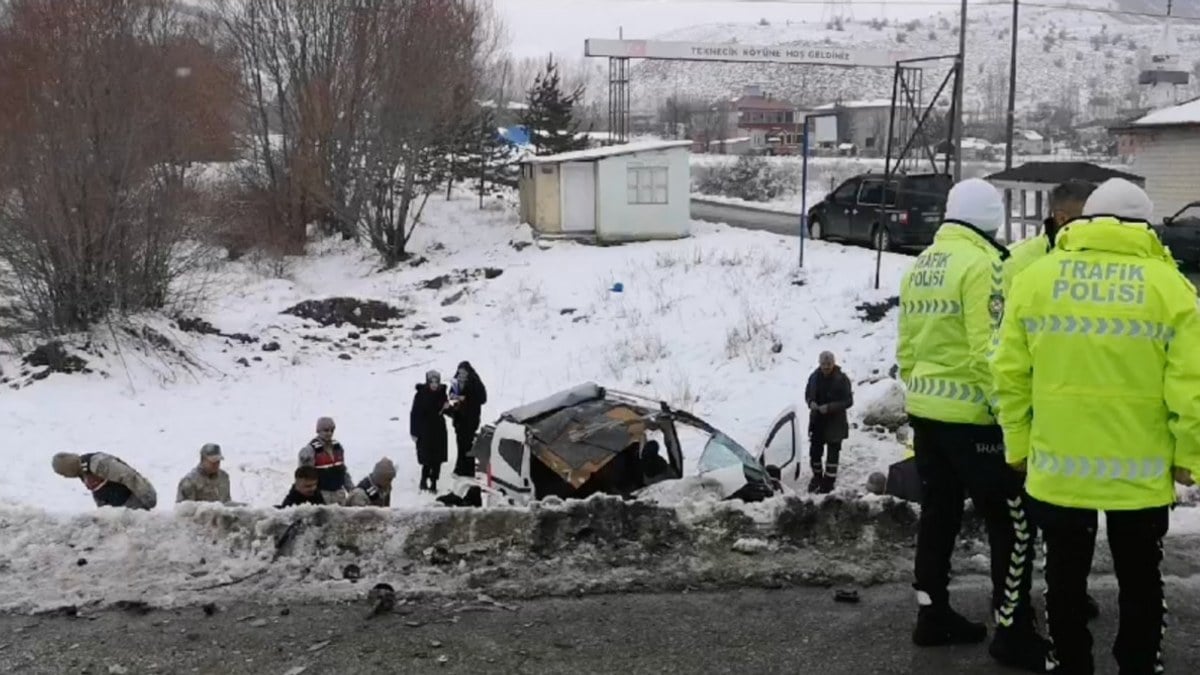 Erzincan’da hafif ticari araç ile midibüs çarpıştı: 1 ölü, 6’sı asker 9 yaralı
