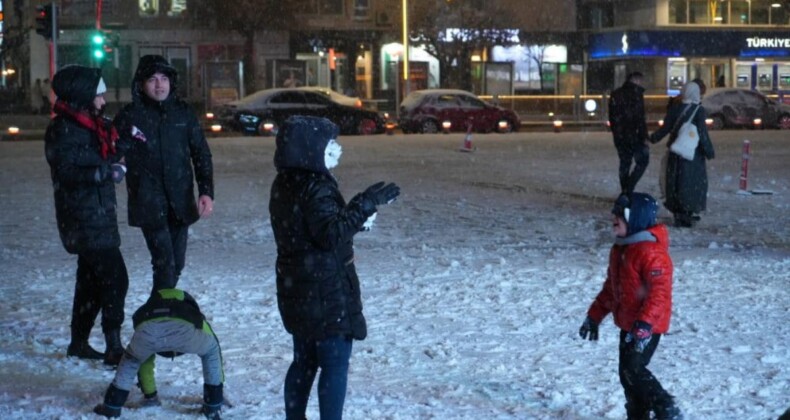 Erzincan’da kar yağışı: Çocukların sevinci geceyi aydınlattı