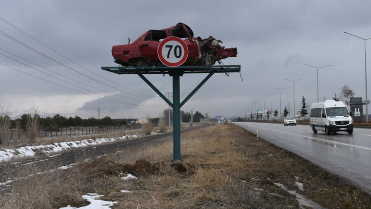 Erzurum’da sürücülere dikkat çeken uyarı! Hasarlı araçlar yol kenarına koyuldu