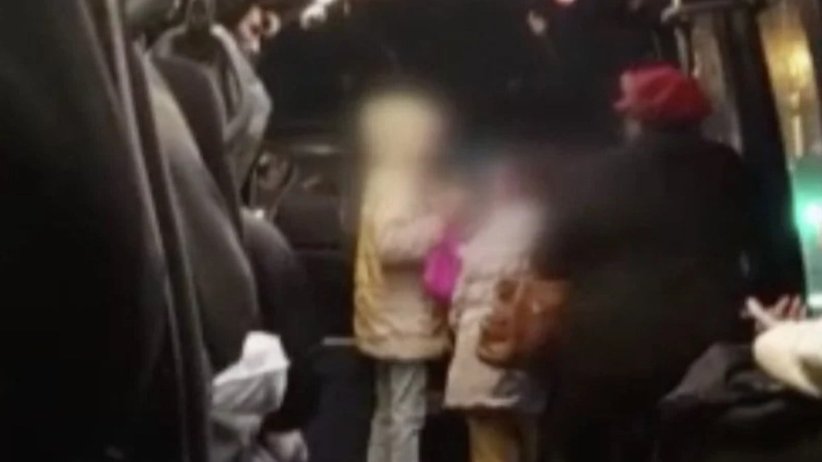 Esenyurt’ta anne ve çocuğunun düşmesine neden olan minibüsçünün belgesi iptal edildi