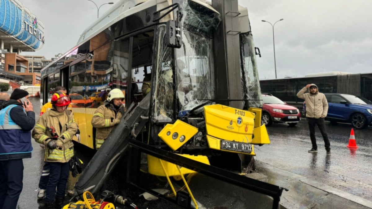 Esenyurt’ta İETT otobüsü direğe çarptı! Sürücü sıkıştı… Yaralılar var