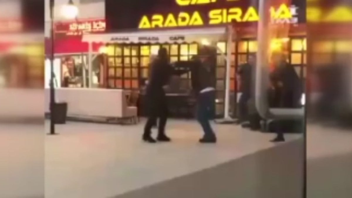 Esenyurt’ta kafede silahlı kavga: 3 yaralı