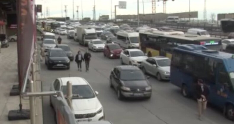 Esenyurt’ta trafik krizi: Sürücüler kaldırımdan ilerlemeye başladı!