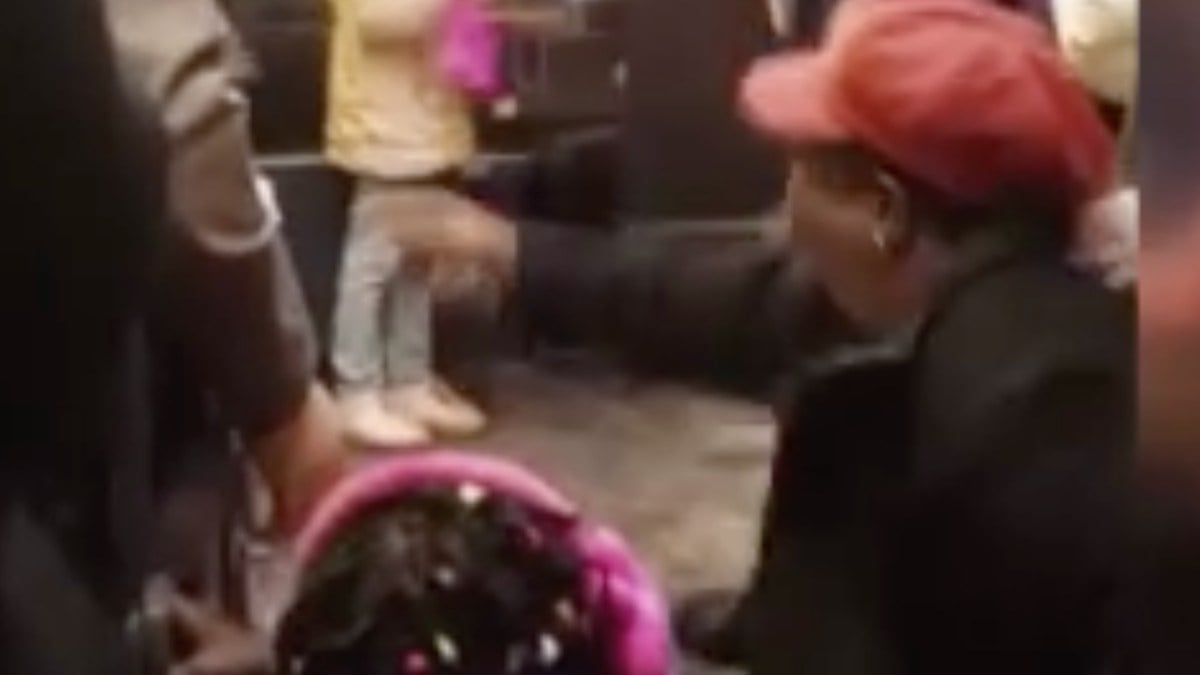 Esenyurt’taki minibüste akılalmaz anlar: Şoför öfkelendi, yolcu çocuğuyla yere düştü…