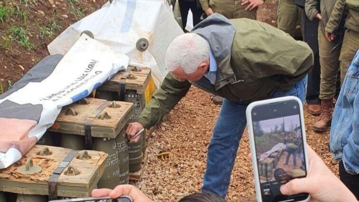 Eski ABD Başkan Yardımcısı Mike Pence, İsrail’de top mermilerini imzaladı
