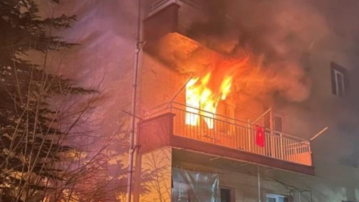 Eskişehir’de çakmakla oynarken evi yaktı