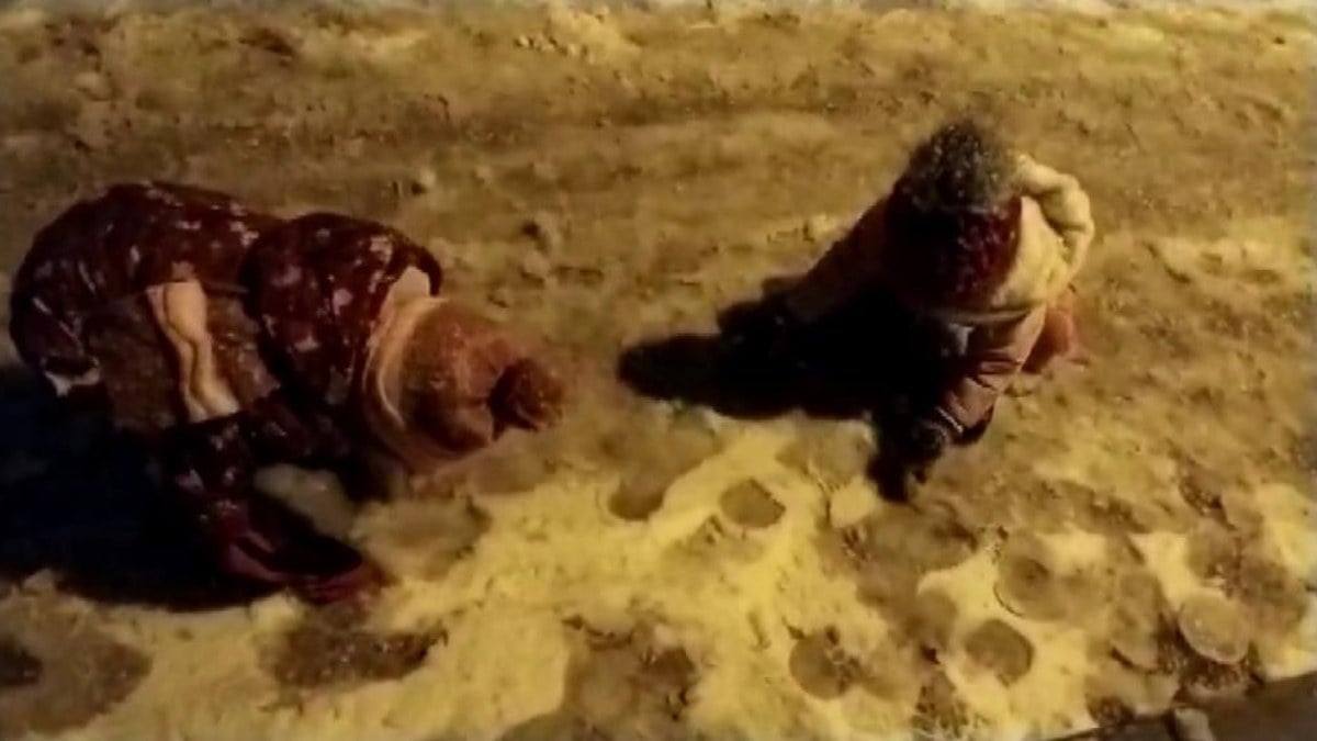 Eskişehir’de hayatlarında ilk defa kar gören çocuklardan ilginç tepki