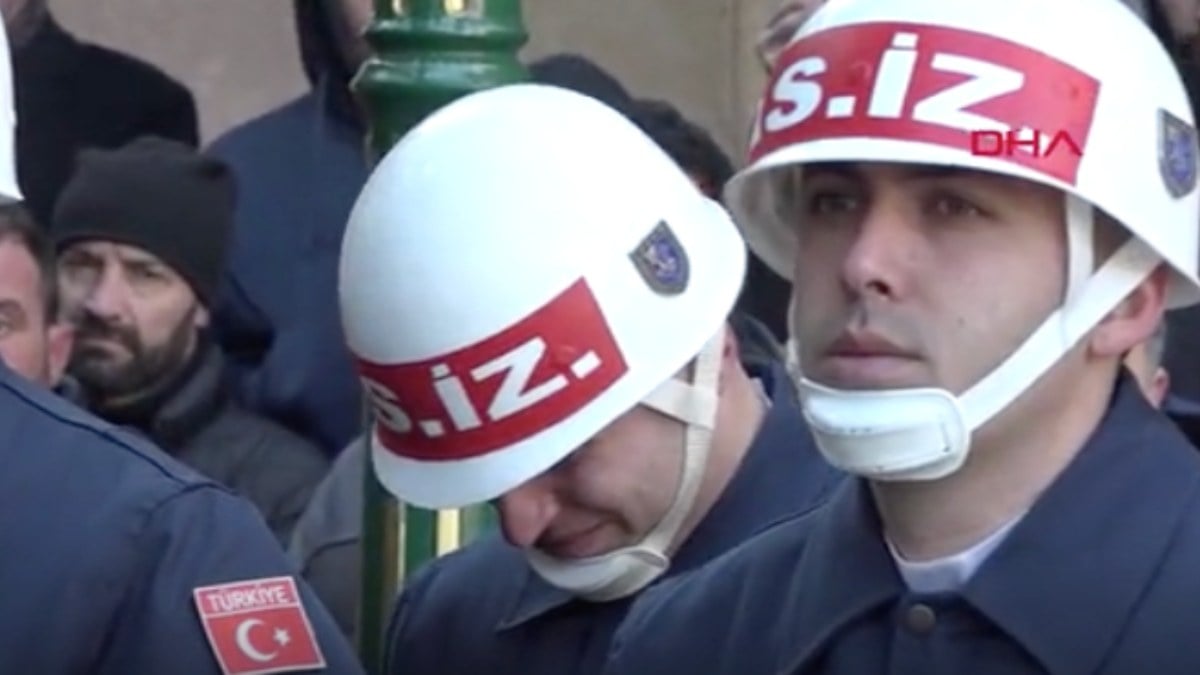 Eskişehirli şehidin cenazesinde yürek dağlayan anlar: Asker gözyaşlarına boğuldu…