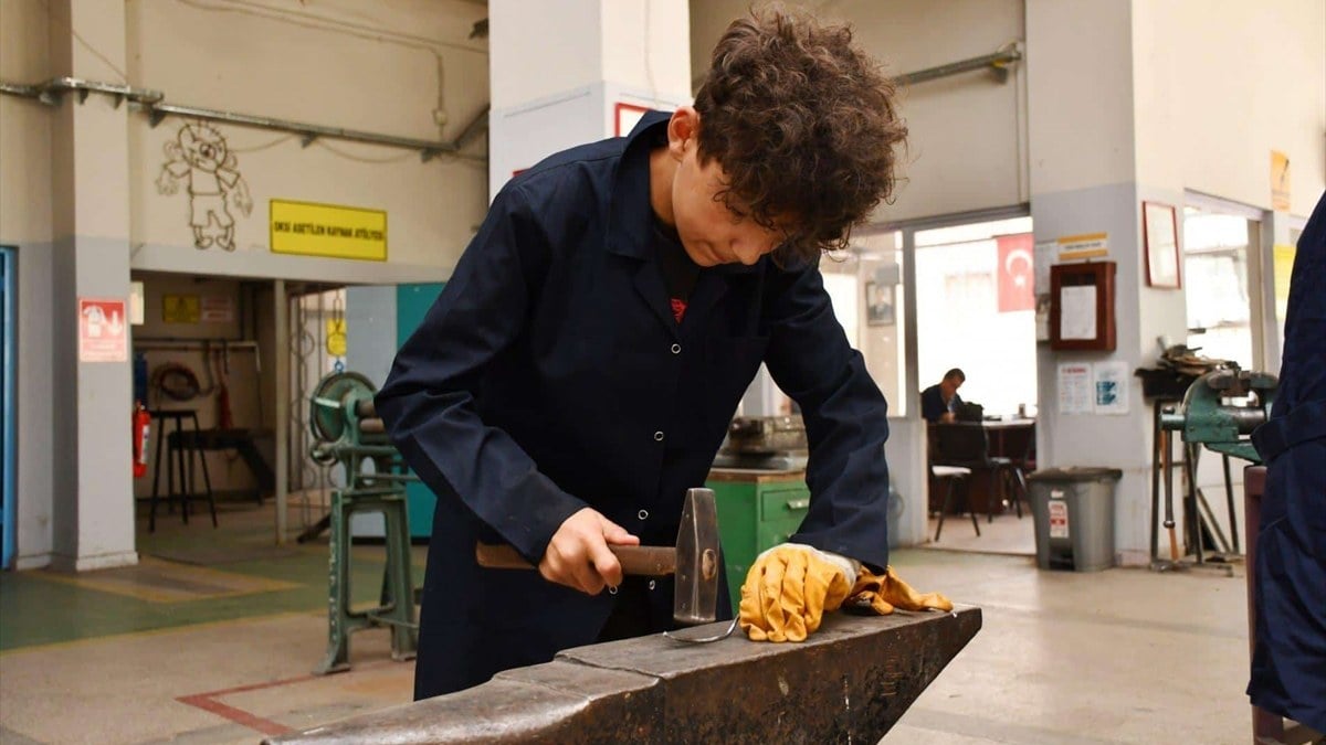 Fabrika gibi çalışıyorlar! Karabük’teki meslek liseleri 1,2 milyon liralık ciro yaptı