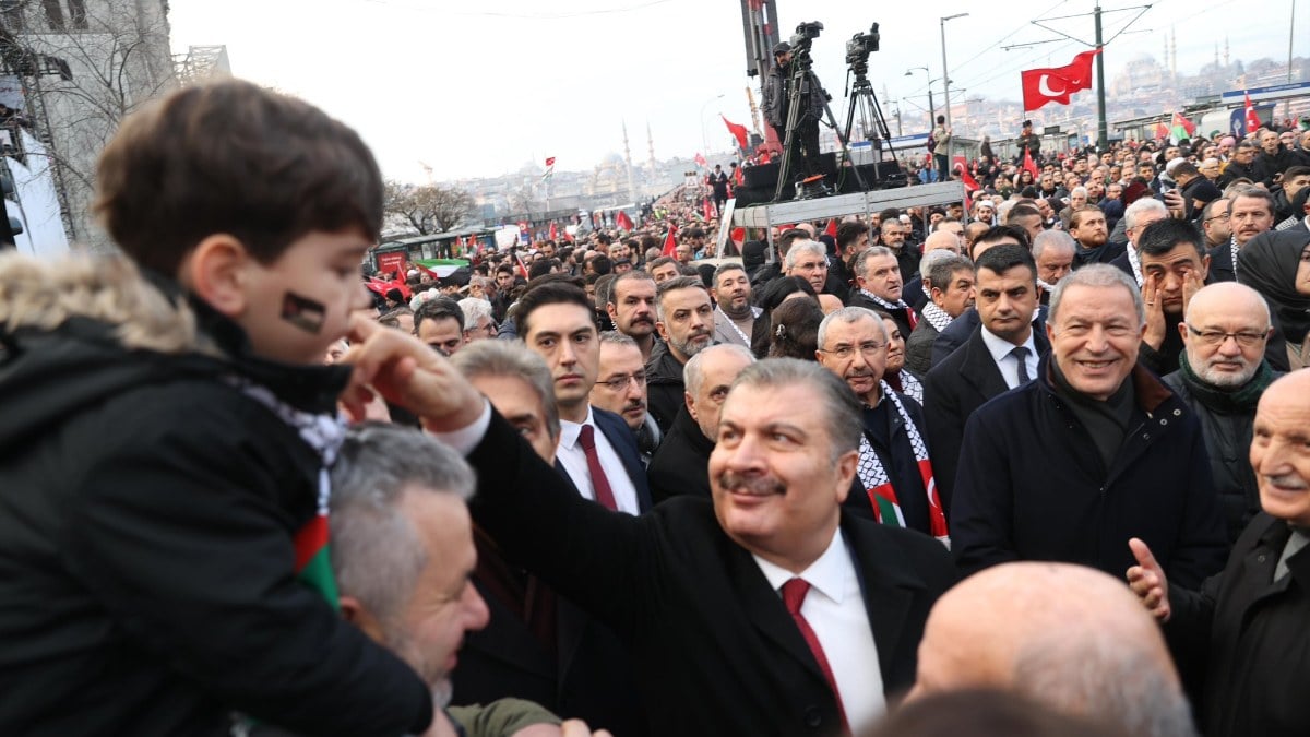Fahrettin Koca Büyük İstanbul Yürüyüşü’nde: Hepimiz tek sesiz