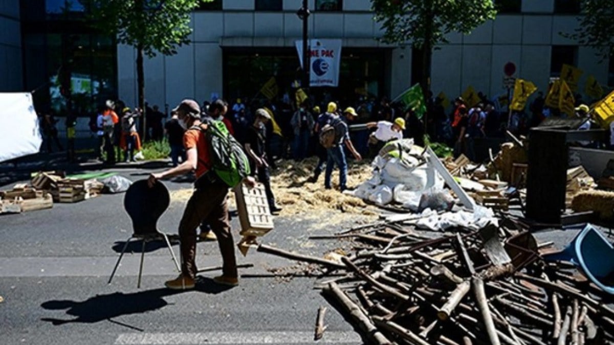 Fransa’da çiftçilerden hükümete protesto