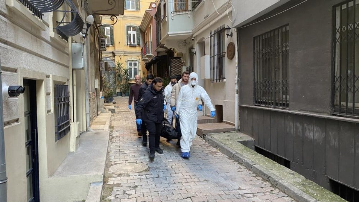 Galata’da şüpheli ölüm: Norveçli turist ölü bulundu, Yunan turist hastanede