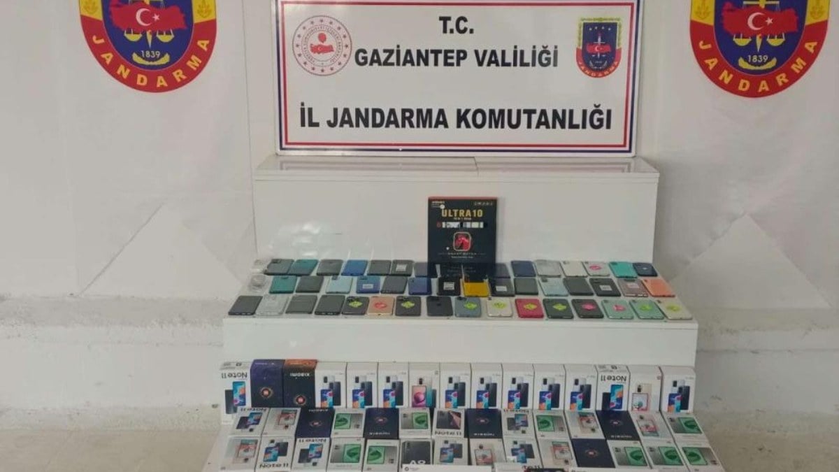 Gaziantep’te kaçakçılara operasyon! 2 milyon lira değerinde cep telefonu ele geçirildi