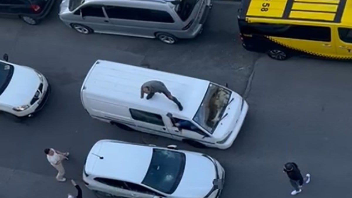 Gaziosmanpaşa’da yol verme tartışması: Aracın üzerine çıktı, balyozla saldırdı