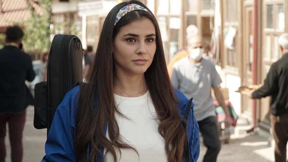 Gönül Dağı’nın Asuman’ı bir açıldı, pir açıldı! Hazal Çağlar’dan cesur pozlar…”Ateş gibisin”