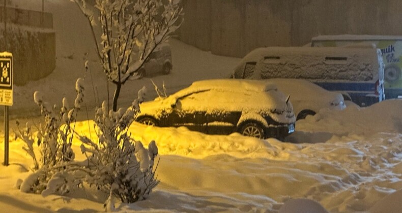 Hakkari beyaza büründü! Kar kalınlığı 20 santimetreyi aştı…