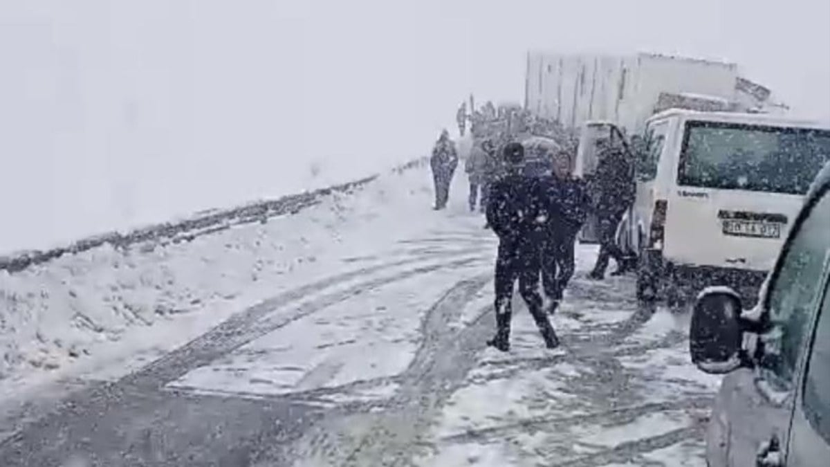 Hakkari kara teslim! Araçlar yolda mahsur kaldı…