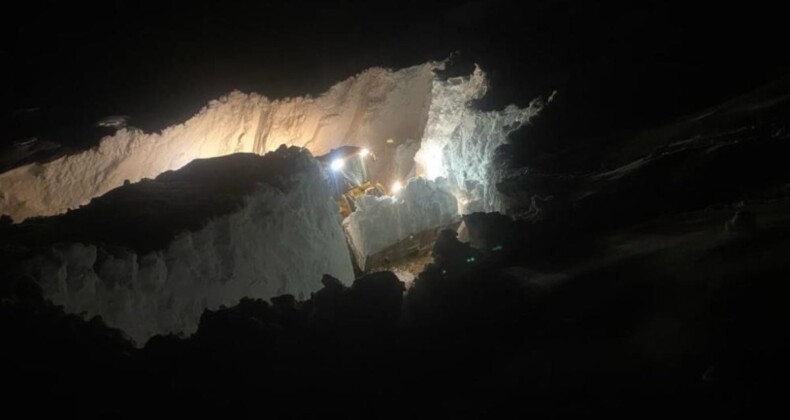 Hakkari kara teslim! Yüksekova’da 7 metreyi geçen kar tünelleri