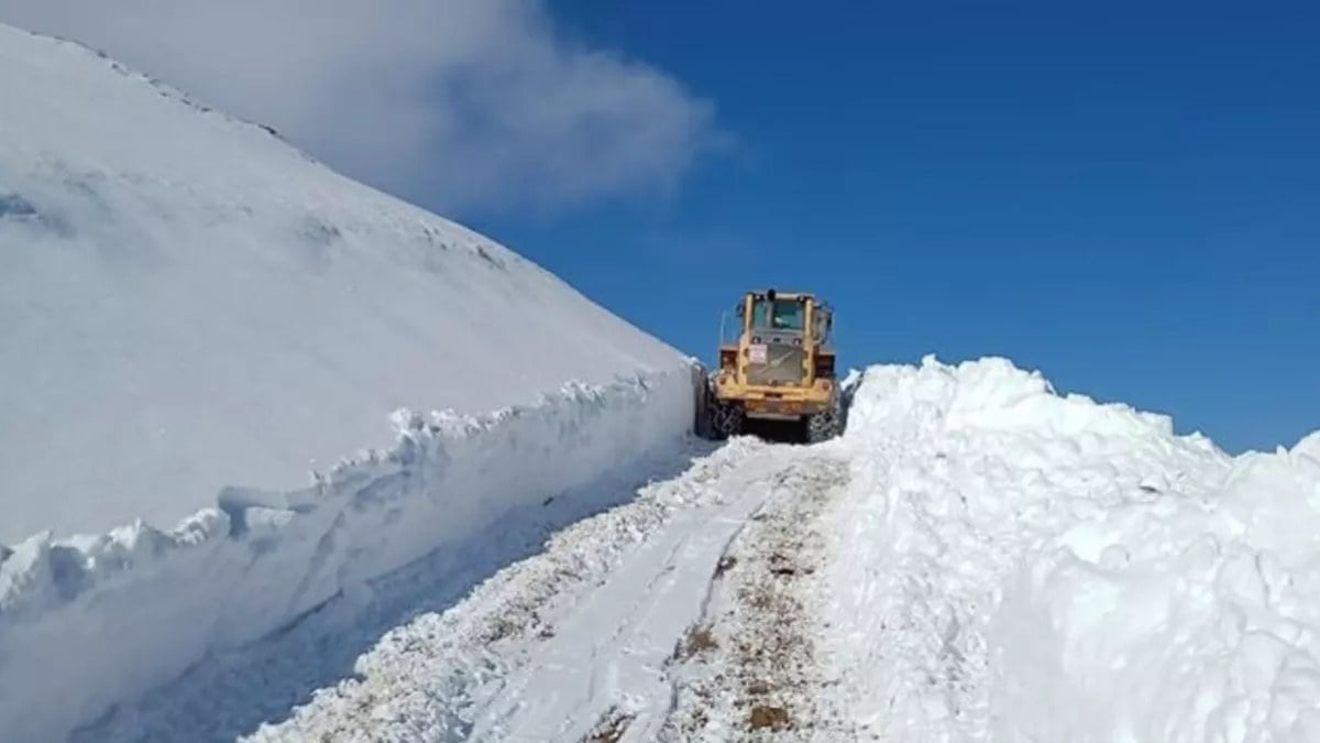 Hakkari’de 100 yerleşim yerinin yolu ulaşıma kapandı
