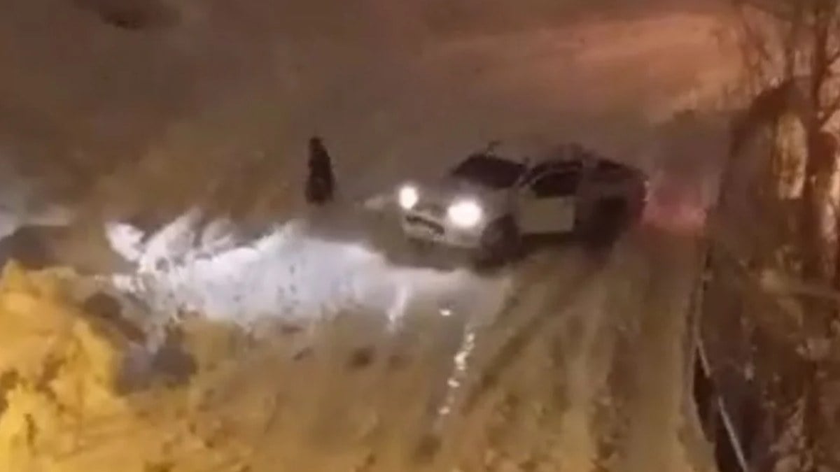 Hakkari’de bir kadın kamyonetin altında kalmaktan son anda kurtuldu